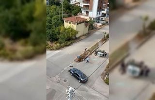 Takla atan araçtakileri kurtarmak için vatandaşlar...