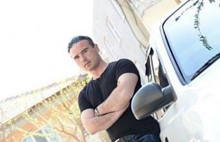 Takla atan otomobilin askeri personel sürücüsü...