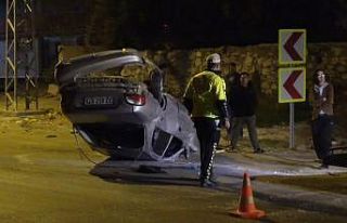 Takla atıp ters dönen otomobildeki 3 kişinin burnu...