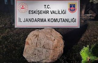 Tarihi eser niteliğindeki mezar başlığını satamadan...