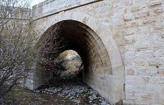 Tarihi köprü ilginç mimarisi ile dikkat çekiyor