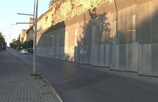 Tarihi surlardan dökülen taşlar için alınan önlem...