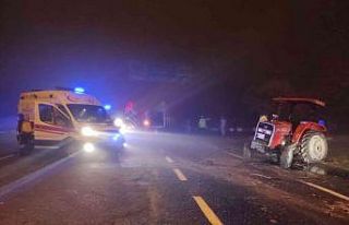 Tarım işçilerini taşıyan minibüs traktörle...