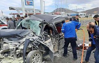 Tatvan’da otomobille kamyonet çarpıştı: 2 ölü,...