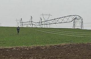 Tekirdağ’da fırtına elektrik direklerini devirdi