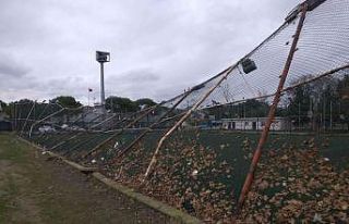 Tekirdağ’da fırtına halı sahanın demir çitlerini...