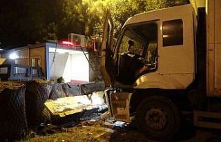 Tekstil yüklü kamyon polis uygulama noktasına daldı