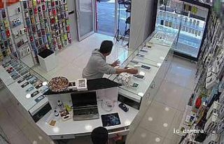 Telefoncularda incelediği telefonları bir anda alıp...