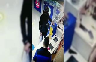 Telefonu cebine attı, rahatlığı görenleri şaşırttı