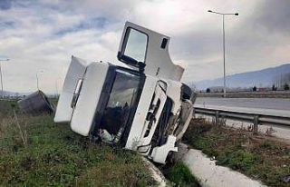 TEM Otoyolu’nda lastiği patlayan tır devrildi:...