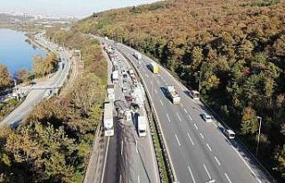 TEM’de devrilen şeker yüklü tır trafiği kilitledi