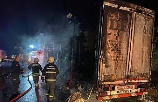 TEM’de kağıt yüklü tır alev alev yandı