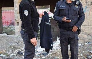 Ters kelepçeli adliyeye götürülürken polisin...