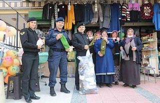 Teyzeler, elleriyle ördükleri çorapları Jandarma’ya...