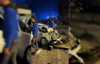 Tır ile otomobil kafa kafaya çarpıştı: 1’i...