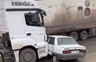 Tır otomobili metrelerce sürükledi, sürücü korna...