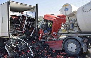Tıra arkadan çarpan beton mikserinin şoförü araçta...