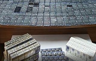 Tır’da kaçak telefon ve sigara ele geçirildi