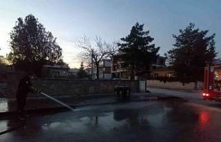Tırdan yola sızan klor gazı itfaiye tarafından...