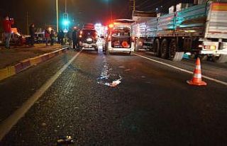 Tırın çarpması ile metrelerce fırlayan yaya hayatını...