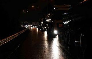 Tırın çarptığı hafif ticari araçtan yara almadan...