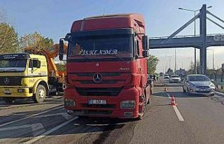 Tırın damperi üst geçide takıldı