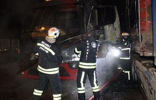 Tırın kupası alev alev yandı, vatandaşlar patlamasından...