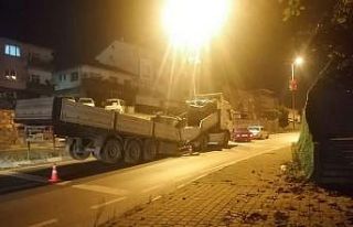 Tırın sac yüklü dorsesi ikiye ayrıldı