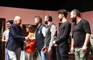 Tiyatro keyfi Büyükşehir Şehir Tiyatrosu ile yaşanıyor
