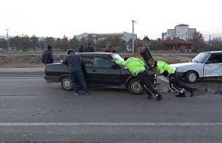 Trafik kurallarını altüst eden sürücü kaza yaptı:...