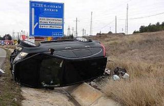 Trafik levhasına çarpan otomobil devrildi: 2 yaralı