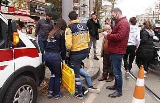 Tramvaya çarpmamak için takla attı