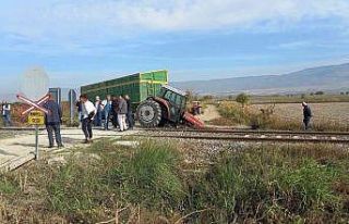 Trenin çarptığı traktörün ön iki tekerleği...