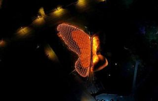 Tropikal Kelebek Bahçesi turuncu ışıklarla aydınlatıldı