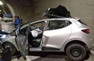 Tünelde otomobil kamyona arkadan çarptı: 1 yaralı