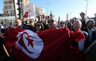 Tunus’ta parlamento önünde Devlet Başkanının...