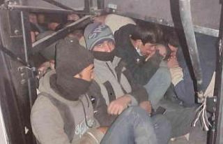 Tur otobüsünün bagajından 55 düzensiz göçmen...