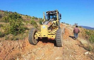 Turgutlu’da yol düzenleme ve tamirat çalışmaları...