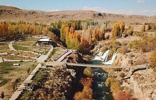 Turistler Muradiye Şelalesi’ne hayran kaldı