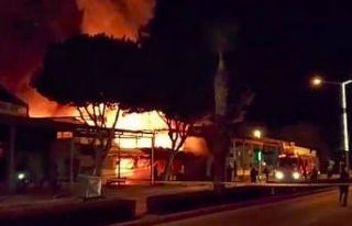Turizm merkezinde iki mağaza yangında küle döndü