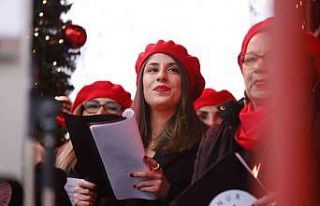 Türk korosundan Tarihi Dom Katedrali Meydanı’nda...