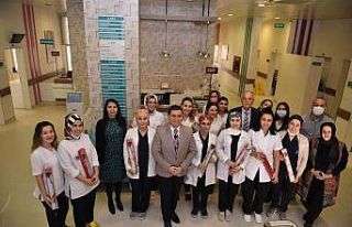 Tütüncü’den diş hekimlerine kırmızı karanfil