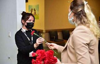 Tuzla Belediyesi’nden tıbbi sekreterlere çiçek...