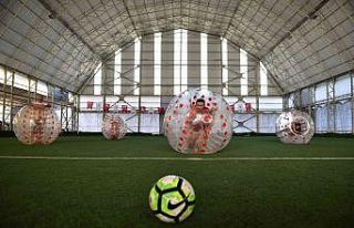 Tuzla’da düzenlenen balon futbolu turnuvasında...