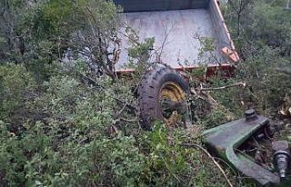 Uçuruma yuvarlanan traktör sürücüsü hayatını...