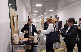 Üniversite öğrencilerine sıcak çorba ikramı