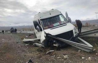 Üniversite öğrencilerini taşıyan servis kaza...