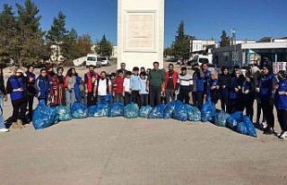 Üniversiteli gençler Samsat sokaklarını temizledi