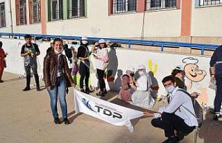 Üniversiteli gençlerden küçük öğrencilere büyük...