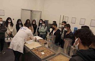 Üniversiteliler yapı malzemeleri laboratuvarını...